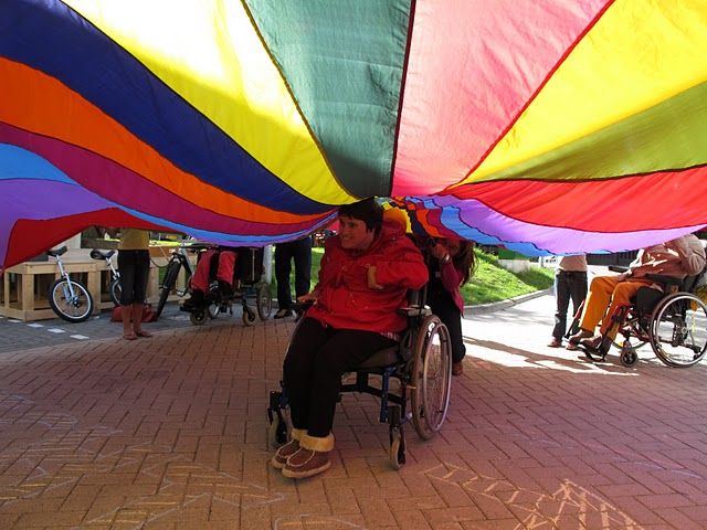 geestelijk lichamelijk gehandicapten mensen met een handicap feest plezier de clown en de koffer clown niekie alkmaar noord holland regenboogparachute bbq straat scheveningen