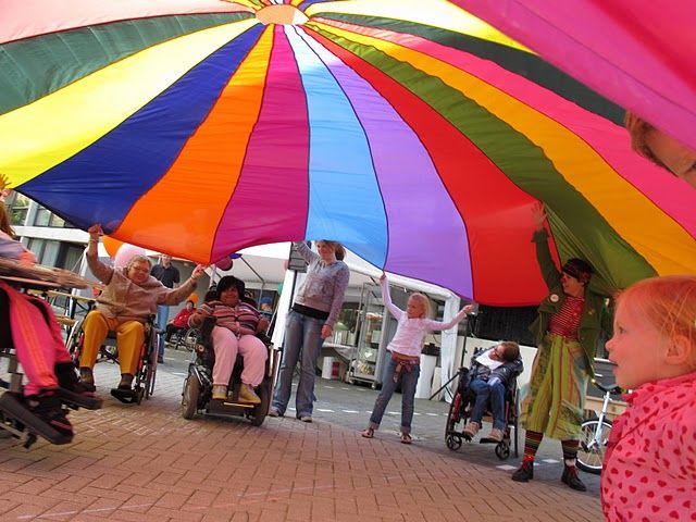 geestelijk lichamelijk gehandicapten mensen met een handicap feest plezier de clown en de koffer clown niekie alkmaar noord holland regenboogparachute bbq straat scheveningen